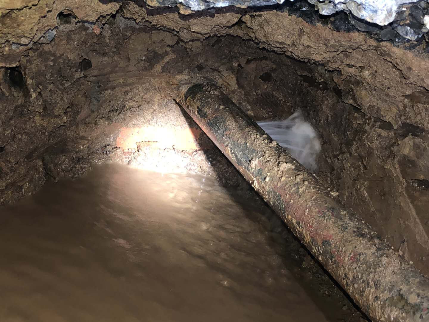 南京地铁站漏水