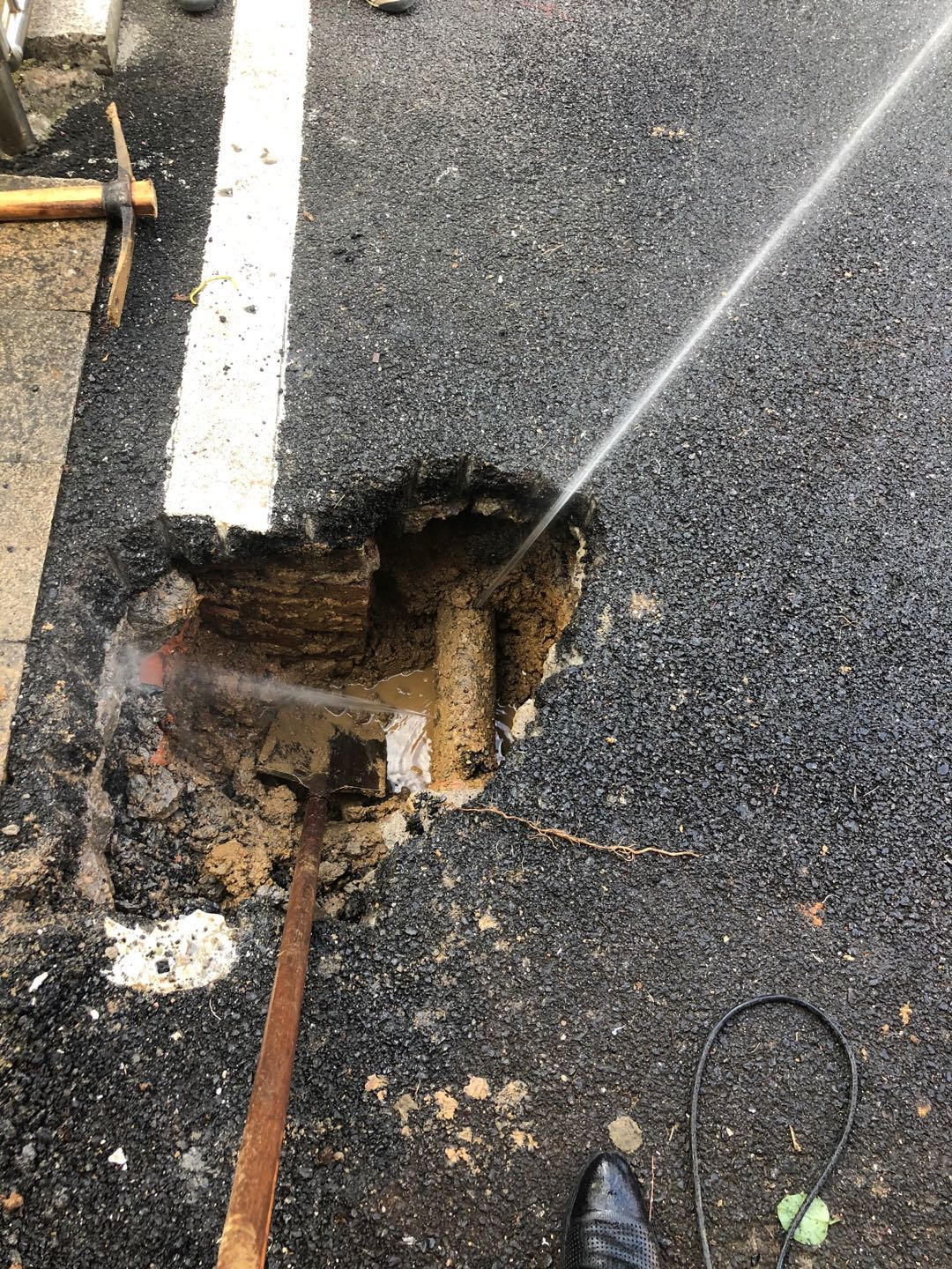 上海自来水管道漏水